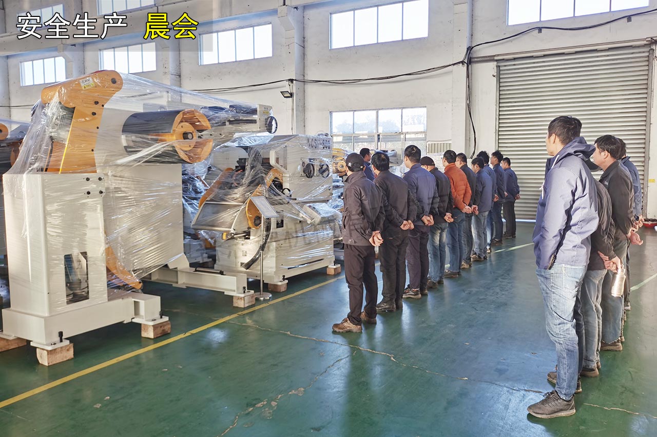 三合一送料機(jī)車間安全晨會(huì) 三合一送料機(jī)車間安全晨會(huì)