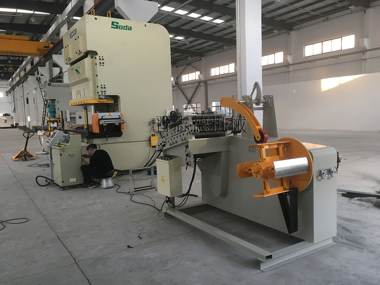 厚板二合一料架兼整平機(jī)配N(xiāo)C送料機(jī),二合一料架兼整平機(jī)配伺服送料機(jī)