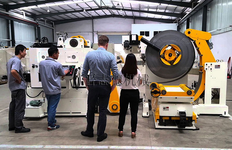 美國客戶驗(yàn)收沖床送料機(jī)