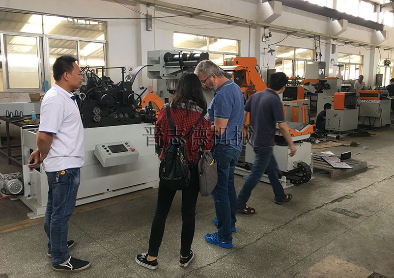 德國客戶考察三合一送料機(jī)