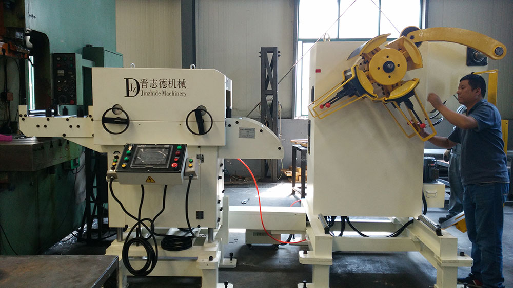 上海薄板三合一送料機,上海數(shù)控送料機