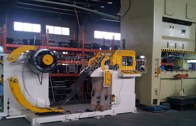 送料機(jī)安裝、調(diào)試現(xiàn)場