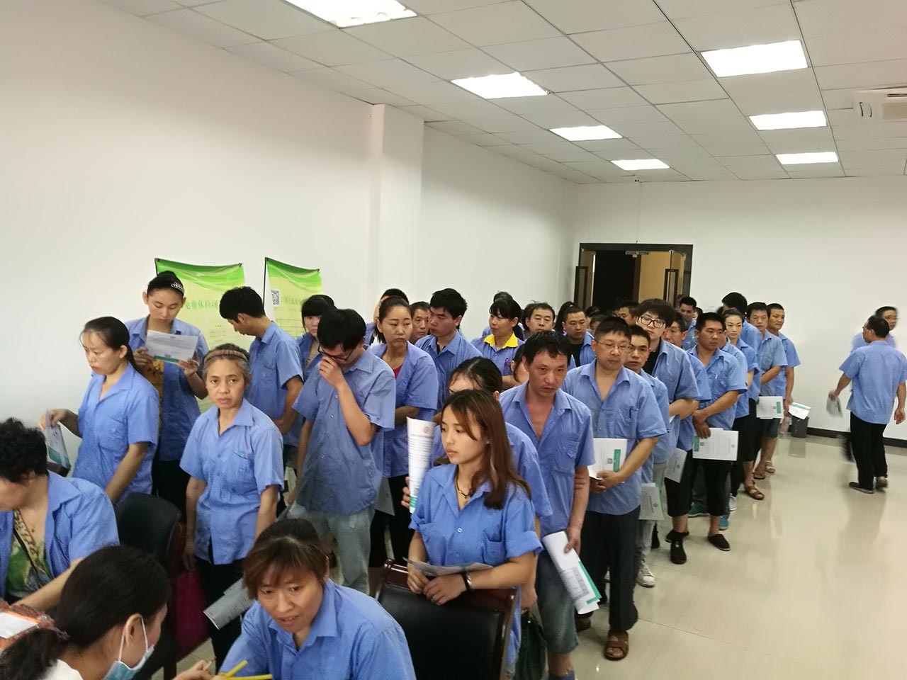 沖床送料機(jī)廠員工體檢