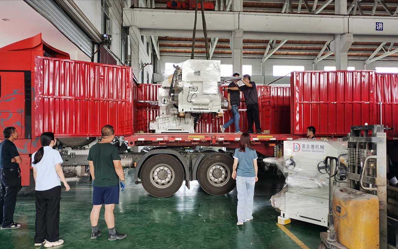 辦公人員助力送料機(jī)出貨