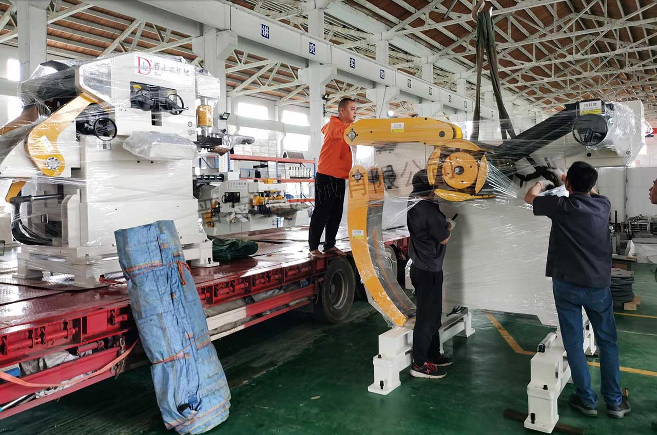 辦公人員對(duì)設(shè)備裝車(chē)